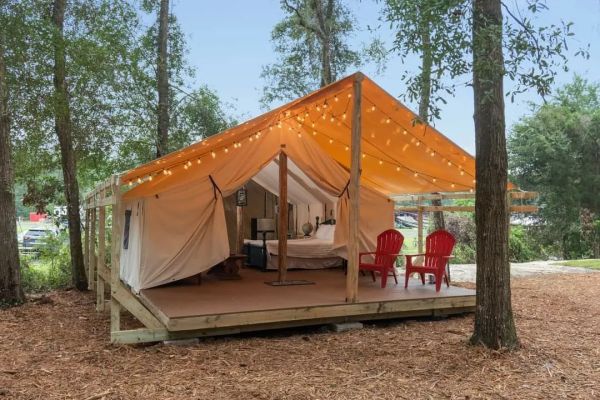 Glamping : qu’est‑ce que c’est et pourquoi ça séduit en france ?
